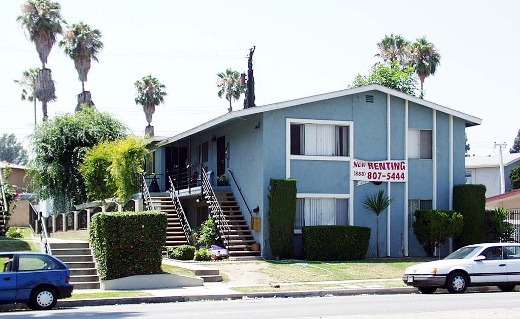 10057 Carmenita Rd in Whittier, CA - Foto de edificio