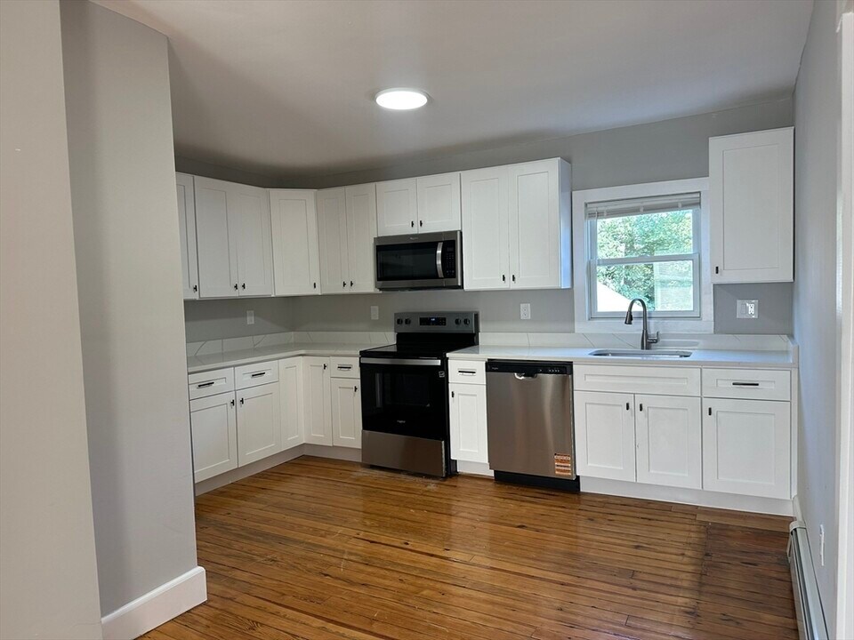 20 Wall St in Foxboro, MA - Building Photo