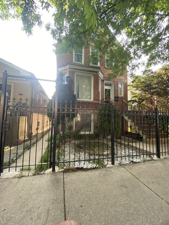 2034 N Kedvale Ave in Chicago, IL - Building Photo