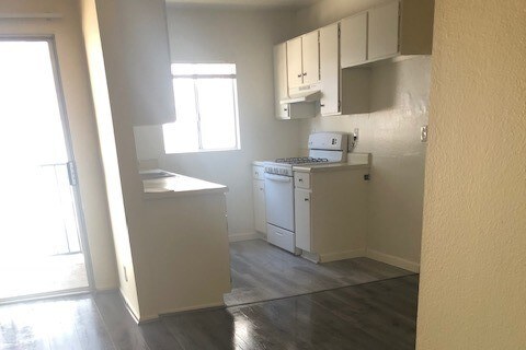 13925 Sherman Way in Los Angeles, CA - Building Photo