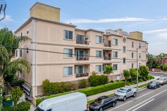 Califa Court in Valley Village, CA - Foto de edificio - Building Photo
