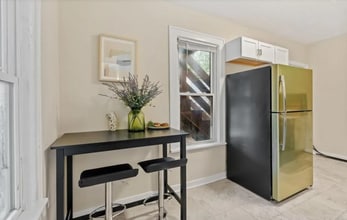 2915 Lyndale Ave N, Unit Unit 1 Main Level in Minneapolis, MN - Foto de edificio - Building Photo