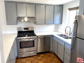 1083 1/2 W Kensington Rd in Los Angeles, CA - Building Photo - Building Photo