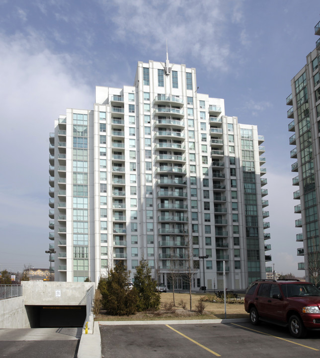 Markham Place in Toronto, ON - Building Photo