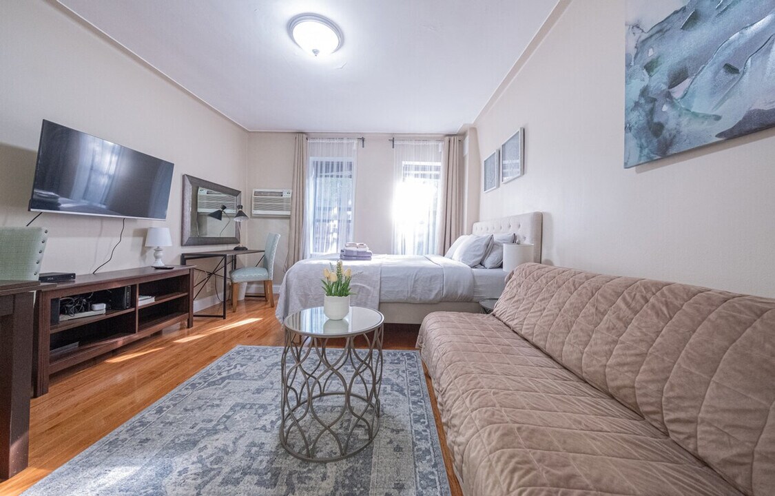 328 E 74th St in New York, NY - Building Photo