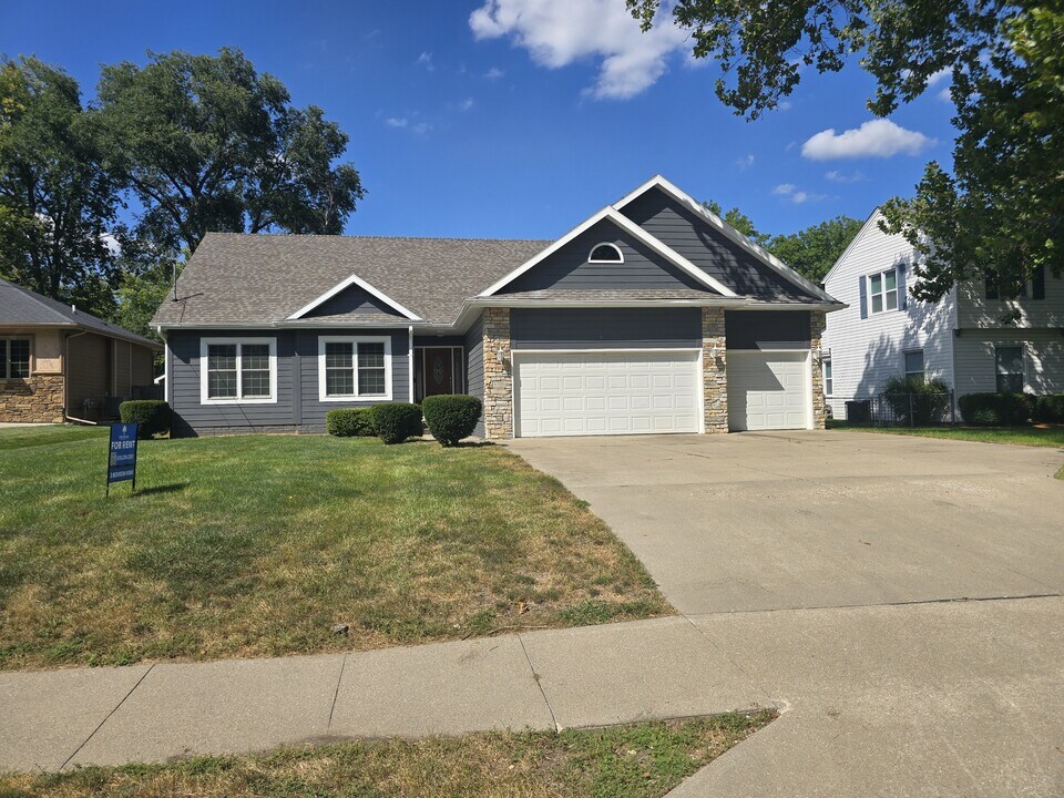 6705 Madison Ave in Urbandale, IA - Building Photo