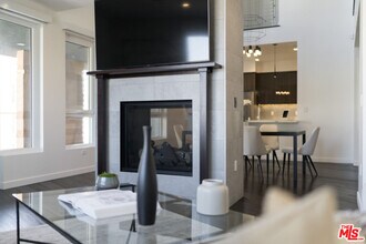 3425 W Olive Ave in Burbank, CA - Building Photo - Building Photo