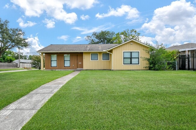 property at 1860 Lynnview Dr