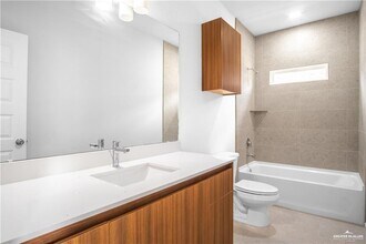 11 N Onyx Ave in Edinburg, TX - Foto de edificio - Building Photo