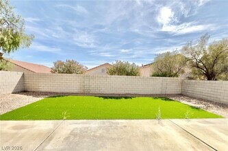 8104 Bronze Treasure Ct in Las Vegas, NV - Building Photo - Building Photo