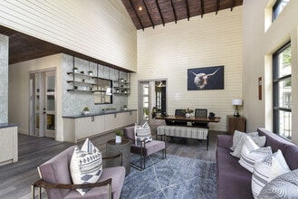 Park at Estancia in Austin, TX - Foto de edificio - Building Photo