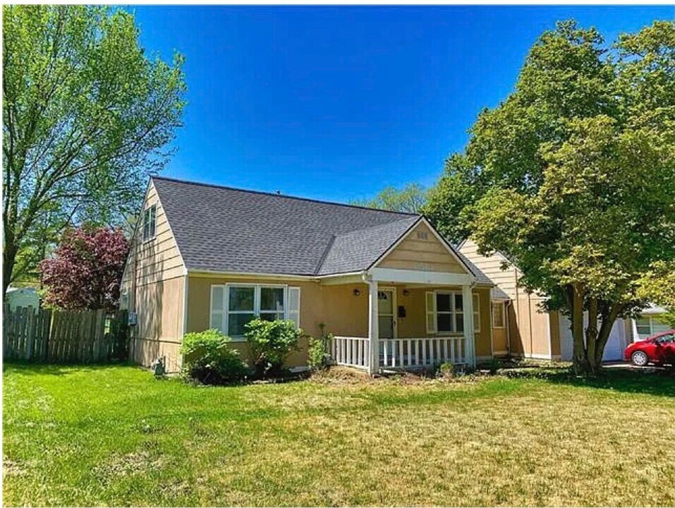 8570 James A Reed Rd in Raytown, MO - Building Photo