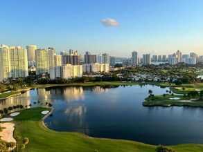 3625 N Country Club Dr, Unit 2603 in Aventura, FL - Building Photo - Building Photo