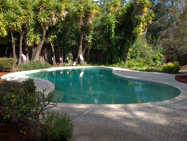 2245 Tioga Dr in Menlo Park, CA - Building Photo - Building Photo