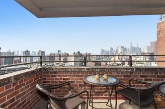 383 Grand St-Unit -M-1603 in New York, NY - Building Photo - Building Photo