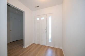 9661 Trail Dr in Avon, IN - Foto de edificio - Building Photo