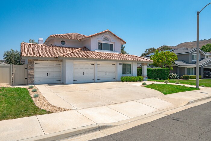 17447 Crestlake Ln in Riverside, CA - Building Photo