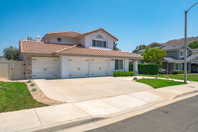 17447 Crestlake Ln