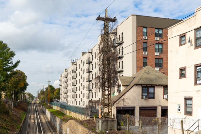 The Linda in Bayside, NY - Foto de edificio - Building Photo