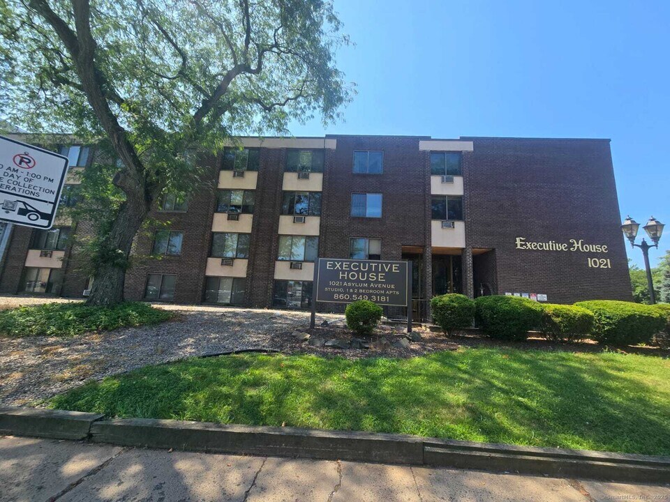 1021 Asylum Ave in Hartford, CT - Building Photo