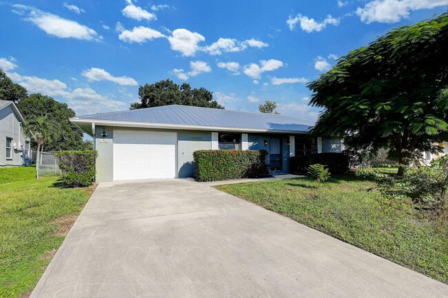 property at 1521 SW Curry St