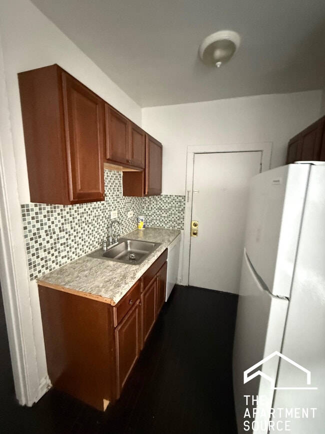 property at 931 W Sunnyside Ave