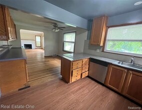 10053 Royal Grand Ave in Redford Township, MI - Building Photo - Building Photo