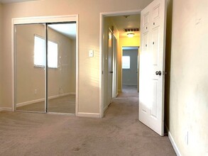 2843 Sweet Way in Sacramento, CA - Foto de edificio - Building Photo