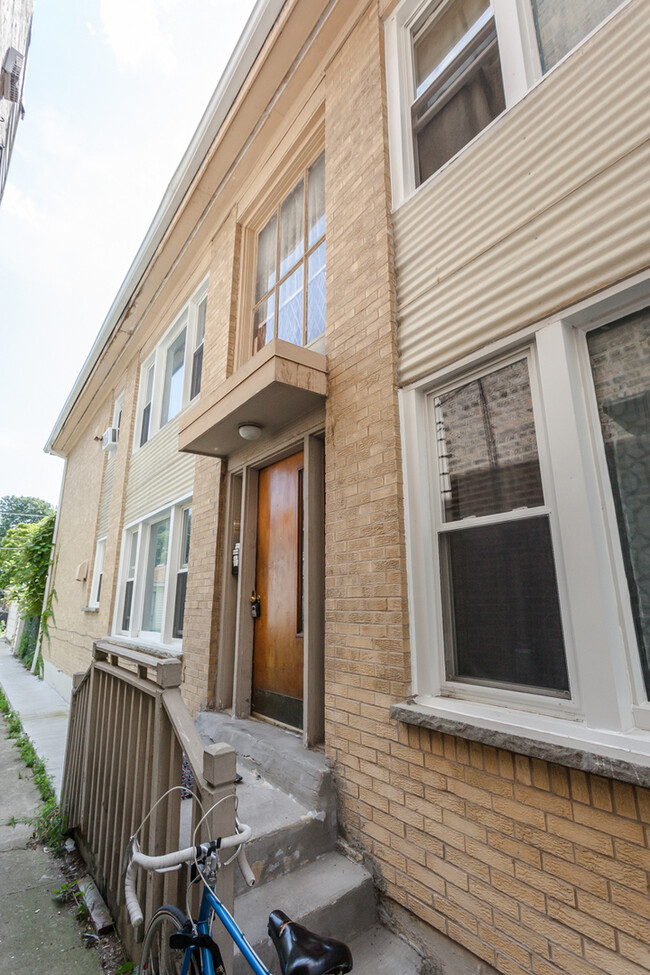 property at 6427 N Hermitage Ave