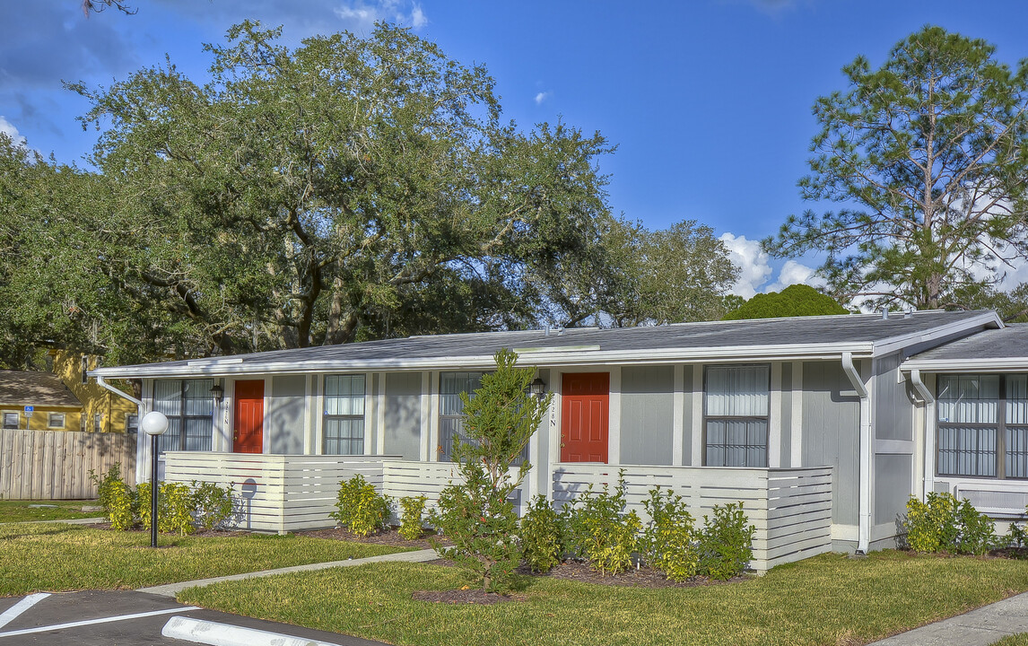 Live Oak Apartments in Tampa, FL - Building Photo