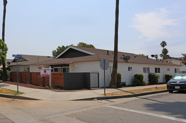 CAP 5.1% Fullerton 4 units in Fullerton, CA - Building Photo - Building Photo