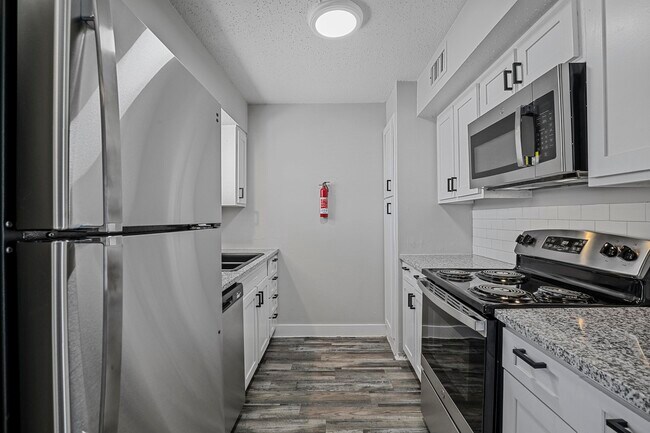 Flats on Handley:  Pool, BBQ Area, Renovated Units in Fort Worth, TX - Foto de edificio - Building Photo