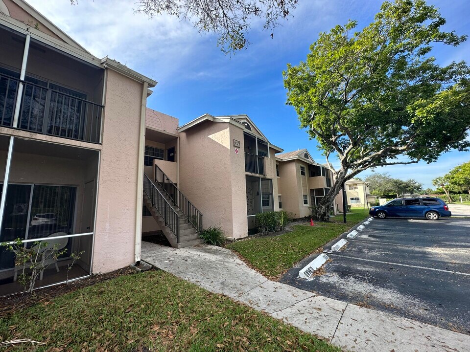 840 Cypress Park Way in Pompano Beach, FL - Building Photo