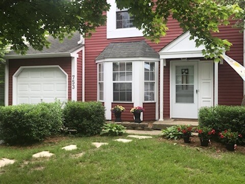 753 Brittany Ln in Island Lake, IL - Foto de edificio