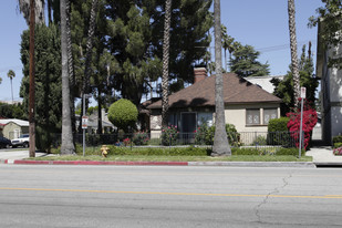 13223-13225 Moorpark St in Sherman Oaks, CA - Foto de edificio - Building Photo