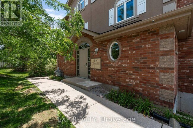 135 Sydenham Wells in Barrie, ON - Building Photo - Building Photo