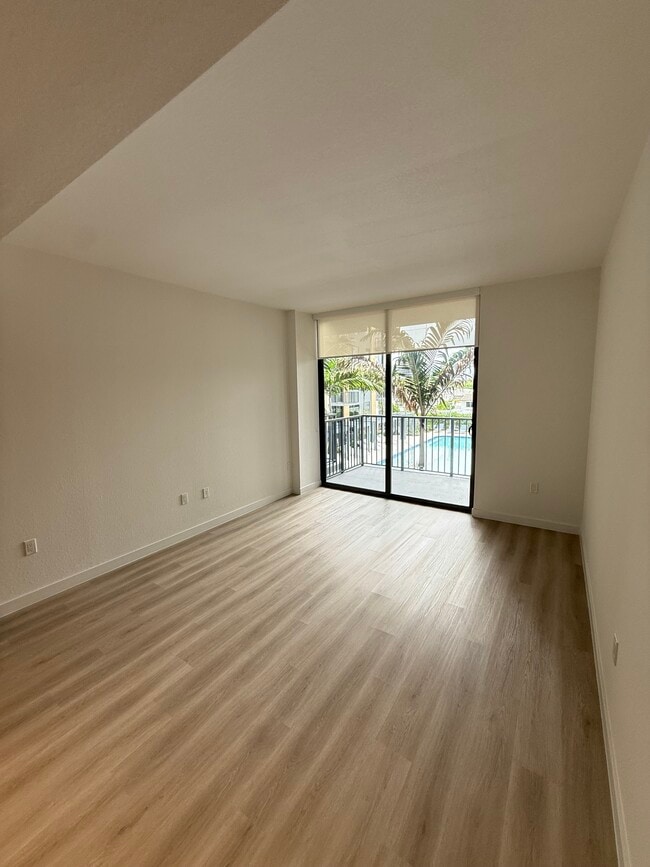 3841 NW 12th St, Unit B3 in Miami, FL - Foto de edificio - Building Photo
