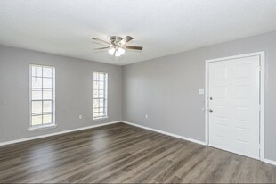 Oak Haven Apartments in Wharton, TX - Building Photo