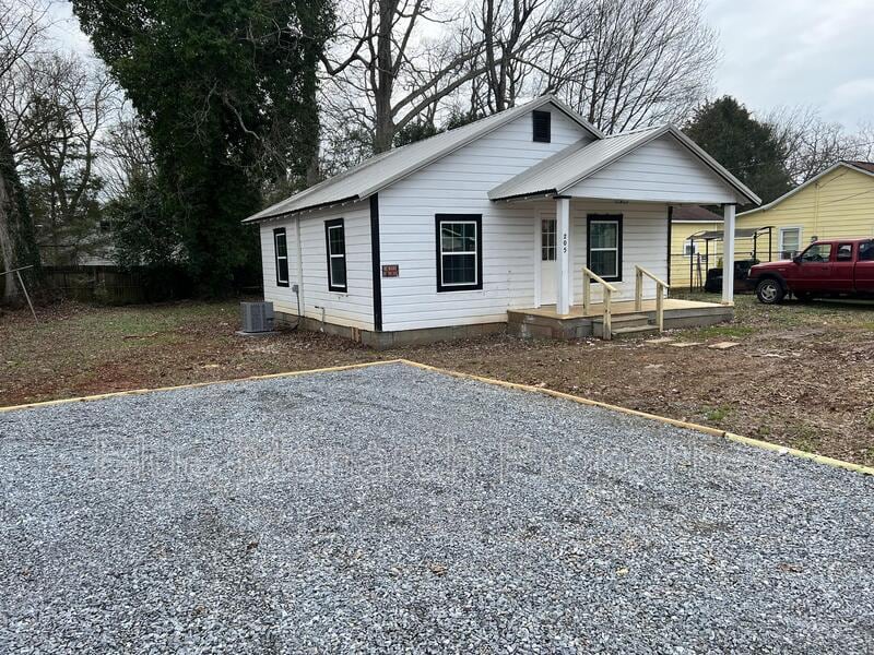 205 W 2nd St in Lowell, NC - Building Photo