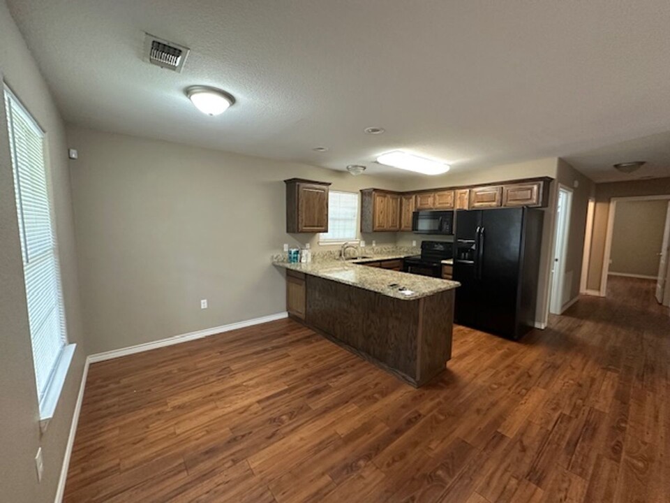 512 W Elm St in Durant, OK - Building Photo