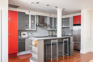 37 Winnisimmet St, Unit 9 in Chelsea, MA - Foto de edificio - Building Photo