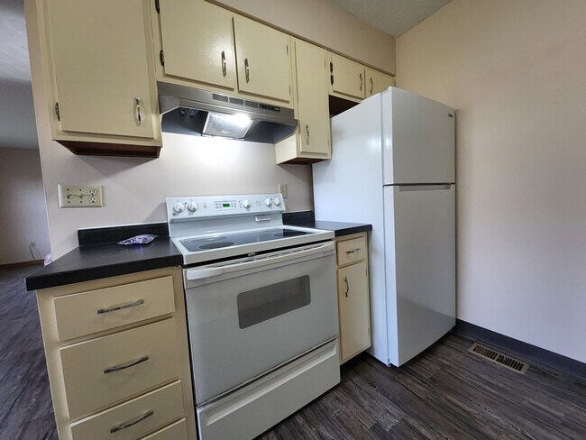 220 Heritage Cir in Bucyrus, OH - Foto de edificio - Building Photo