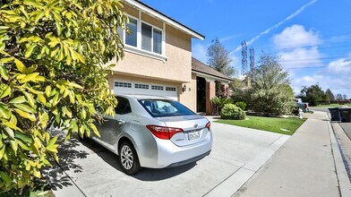 8563 Amazon River Cir-Unit -Main House in Fountain Valley, CA - Foto de edificio - Building Photo