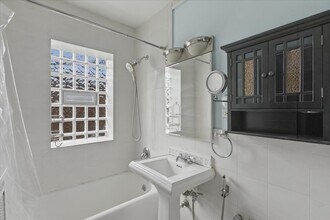 7409 N Claremont Ave, Unit 1 in Chicago, IL - Building Photo - Building Photo