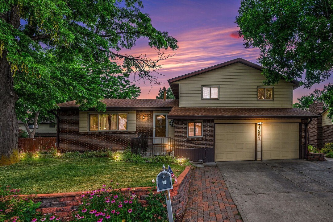 4381 S Estes St in Littleton, CO - Building Photo