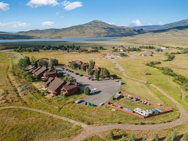 23800 Co Rd 16 in Oak Creek, CO - Foto de edificio - Building Photo
