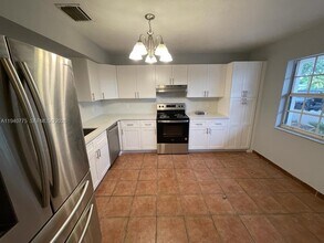 9537 NW 42nd St in Sunrise, FL - Building Photo - Building Photo