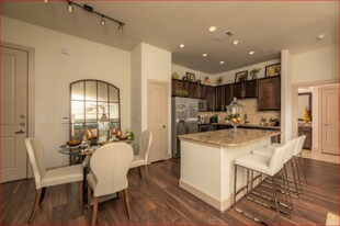 15500 Memorial Dr in Houston, TX - Building Photo