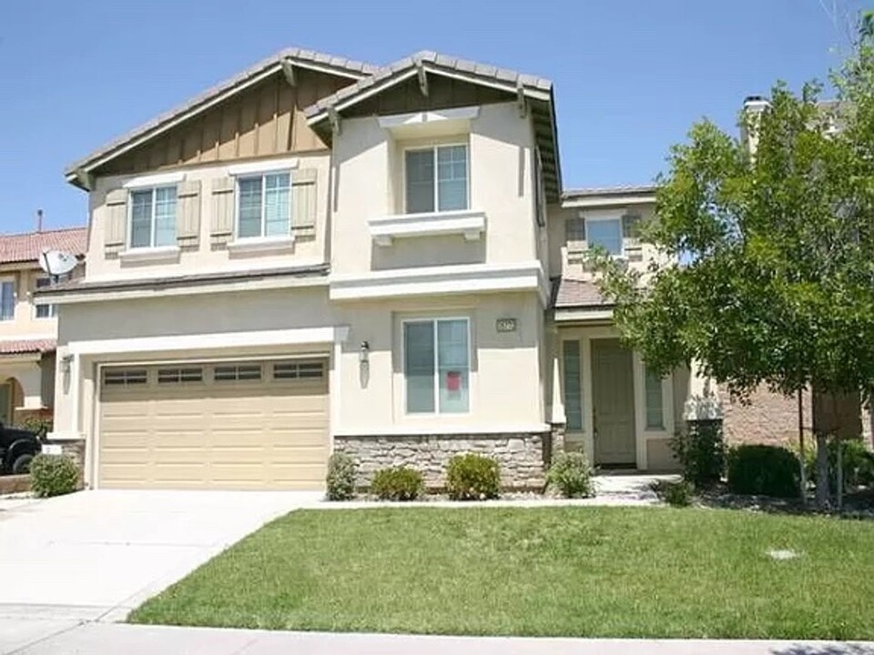 15772 Snowy Peak Ln in Fontana, CA - Foto de edificio