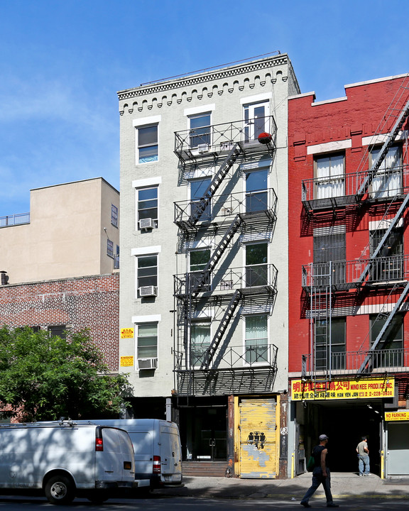 131 Chrystie St in New York, NY - Building Photo